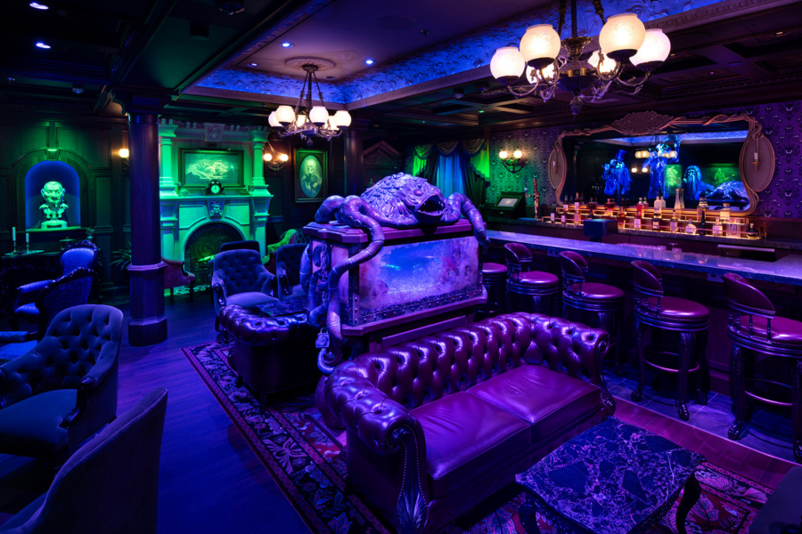 The Haunted Mansion Parlor sur le Disney Treasure de la Disney Cruise Line