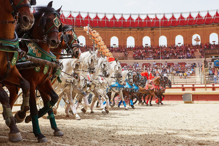 Le signe du triomphe au Puy du Fou