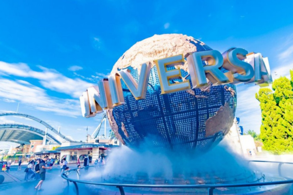 Le globe à l'entrée des Universal Studios Japan